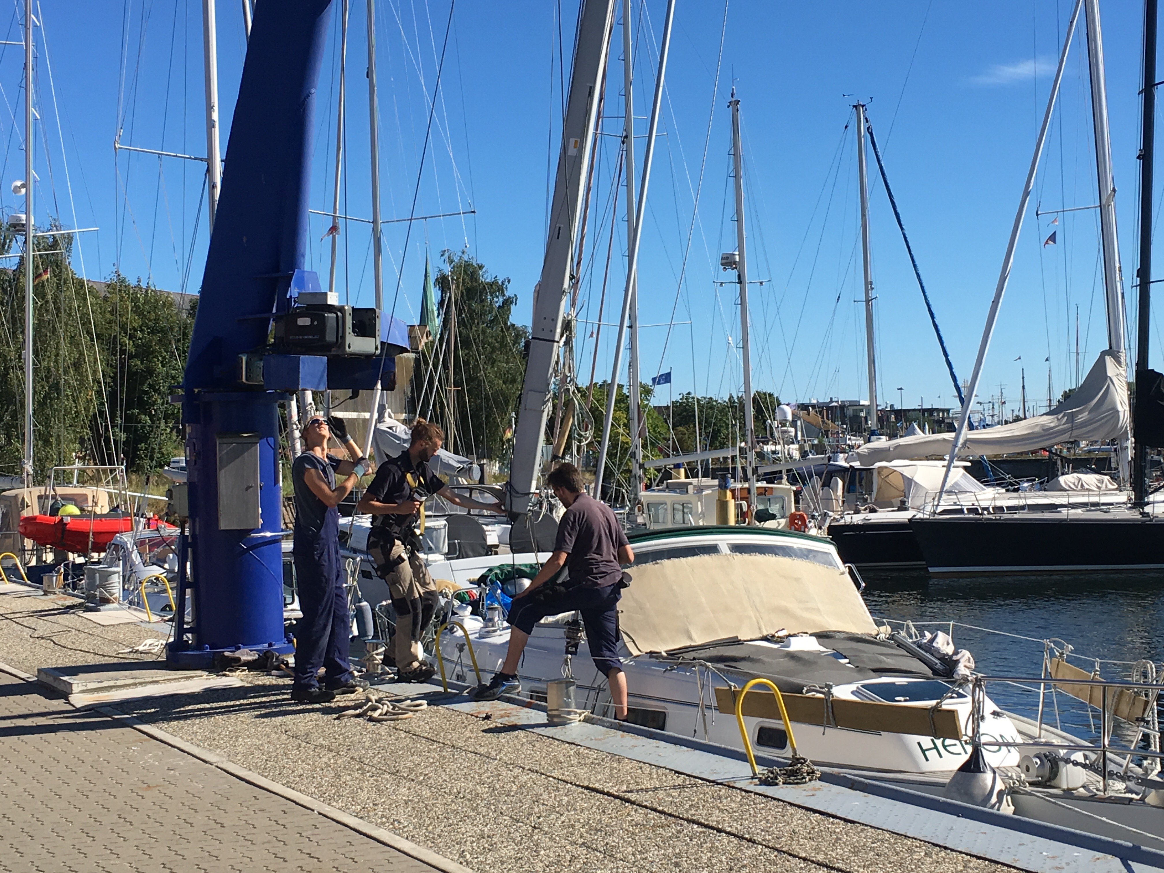Masten tages af på Boebs Werft i Travemünde